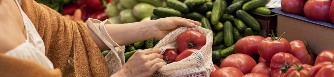 woman-buying-tomatoes-from-market-place